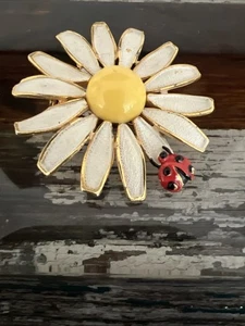 Spilla smaltata vintage firmata coccinella bianca su margherita - Foto 1 di 3