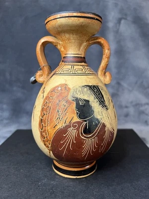 Recipiente de cerámica inciso pintado a mano con mango de diosa griega Foto 1 de 4