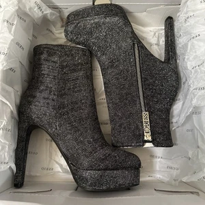 Neu im Karton Guess Dejah3 Silber Multi Stoff Stiefel Größe 7,5 M - Bild 1 von 7