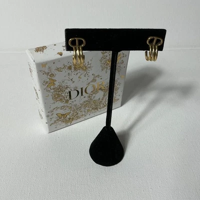 Pendientes CD de oro Dior con caja Foto 1 de 3