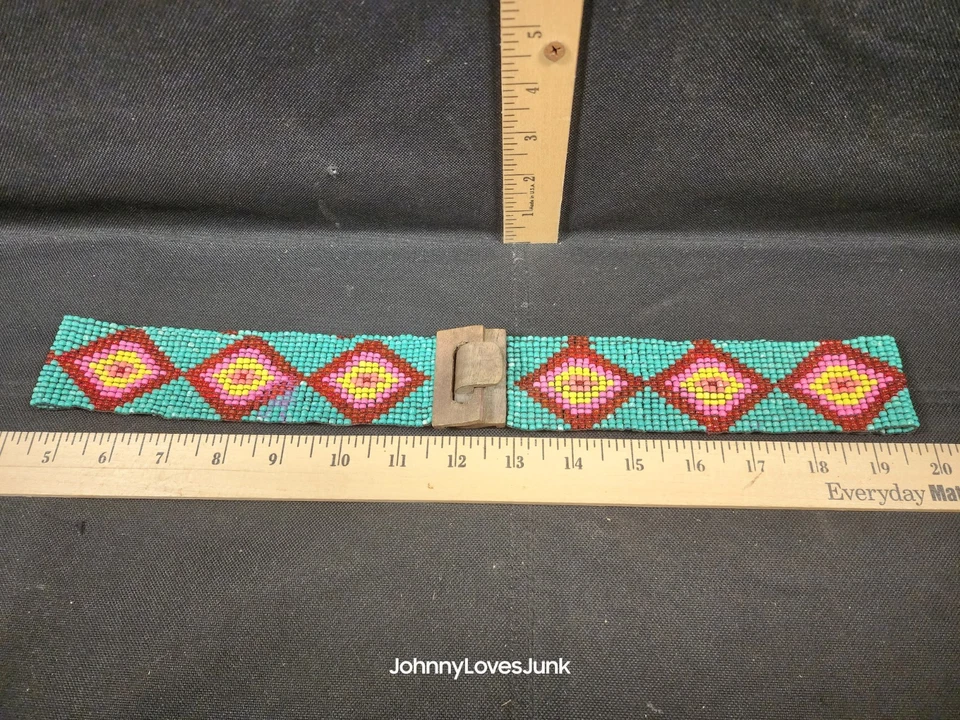 Antiguo cinturón de cuentas de semillas nativas americanas hebilla de madera usado Foto 1 de 4