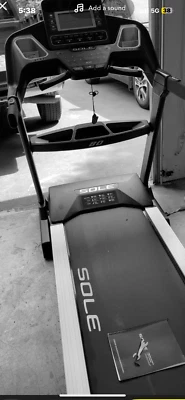 Sole Fitness F85 折叠跑步机 - 黑色 — 第 1/2 张图片