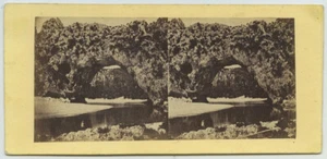 Stéréo 1860-70. "Souvenir de l'Ardèche". Vue du Pont d'Arc. Photographe Refait. - Imagen 1 de 3