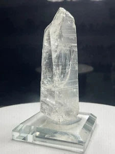 Cristal de cuarzo estriado "Lemuriano" - Minas Gerais, Brasil - Base de exhibición de vidrio - Imagen 1 de 13
