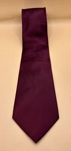 Van Heusen Solid Red Men's NeckTie Tie EUC - Picture 1 of 3