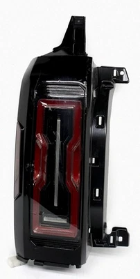 Левый задний светодиодный фонарь со стороны водителя от оригинального производителя для внедорожника GMC Hummer EV 85008693, скол объектива - Изображение 1 из 4