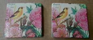 Set aus 2 handgefertigten natürlichen Trommelstein Untersetzern mit Korkrückenfink & rosa Pfingstrose - Bild 1 von 6