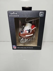 Hallmark "New England Patriots - Santa On A Football Sleigh" Weihnachtsschmuck - Bild 1 von 6