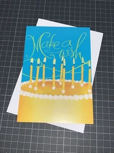Tarjeta de cumpleaños Hallmark Happy: las velas de pastel hacen un deseo más feliz año por delante - Imagen 1 de 4