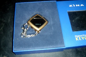 ZINA Digital Photo Viewer Schlüsselanhänger mit USB-Kabel / hält bis zu 56 Fotos - NEU - Bild 1 von 4