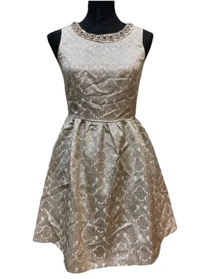 Romeo + Juliet Couture 金色金属色无袖迷你喇叭裙女式 S 码 — 第 1/4 张图片