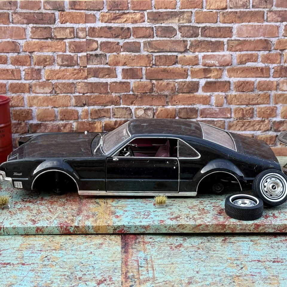 Road Signature Oldsmobile Tornado 1966 negro escala 1/18 diorama piezas modelo coche Foto 1 de 4