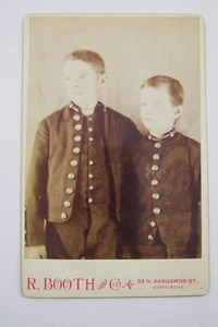 Tarjeta fotografía gabinete R. Booth & Co Chicago dos jóvenes hermanos niños cadetes - Imagen 1 de 2