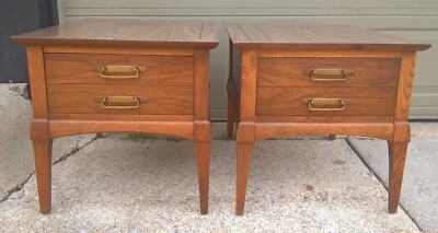 Par de mesas auxiliares Hammary Mid Century modernas de madera maciza de nogal 1967 Carolina del Norte Foto 1 de 4