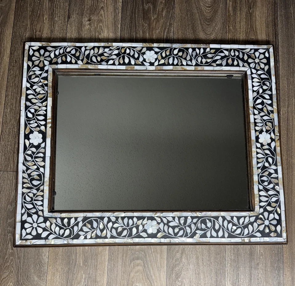 Espejo Madera Two’s Company Madreperla Patrón Flor 24 X 30 Foto 1 de 4