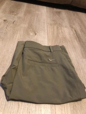 Pantalones cortos de golf Under Armour para hombre medianos M ajuste estándar M106 Foto 1 de 4