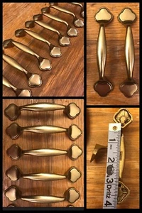 5 MANICI Cucchiaio Piede Arco Tira Quadrifoglio Tono Ottone Antico Armadio Cassetto Vintage - Foto 1 di 12