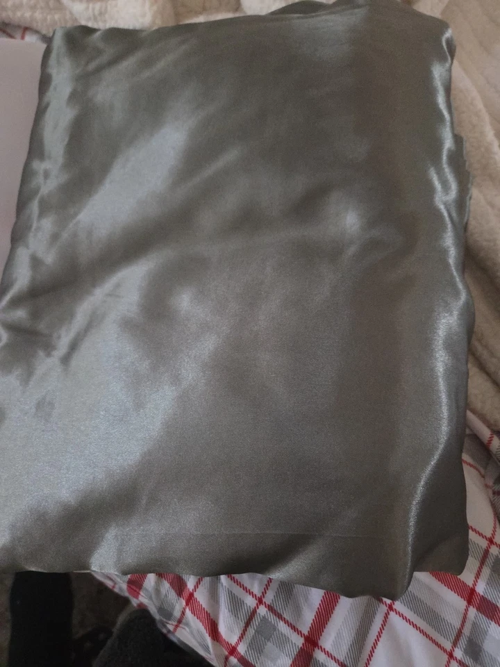 Juego de sábanas de seda satinada lisa de 4 piezas sábanas de bolsillo profundo resistentes a la decoloración de arrugas Foto 1 de 1