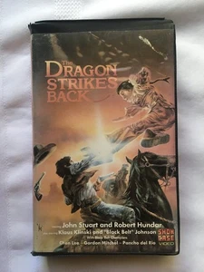 The Dragon Strikes Back - VHS (1973) 1st. Gen Show Case Big Clamshell Ex-Rental - Bild 1 von 6