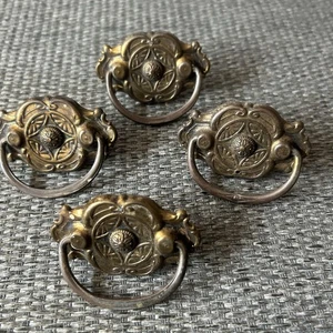 4 ANTIGUOS TIRADORES DE CAJÓN ORNAMENTADOS HERRAJES DE CAÍDA principios de 1900 APARADOR ORIGINAL - Imagen 1 de 8