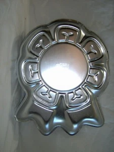 WILTON BLUE AWARD RIBBON NOVELTY SHAPE ALUMINUM CAKE PAN WINNER CELEBRATE FLOWER - Picture 1 of 4