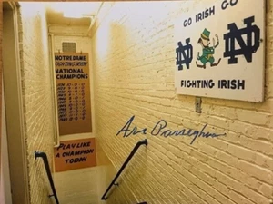FOTO #2 ESCALERA IRLANDESA LUCHA CONTRA NOTRE DAME FIRMADA POR ARA PARSEGHIAN 8X10 - Imagen 1 de 1