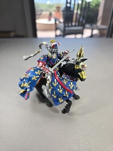 Plastoy Mounted Armoured KNIGHT & HORSE Castle Figure Blue Gold Fleur De Lis - Picture 1 of 7