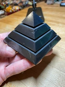 Schungit Mineral Edelstein mittlere Pyramide geschichtet mit abgeschrägten Kanten Probe 001 - Bild 1 von 12