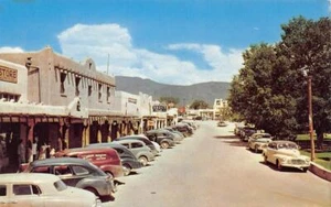 Street Scene, Plaza TAOS, NM 1950s Cars New Mexico Chrome Vintage Postcard - Imagen 1 de 2