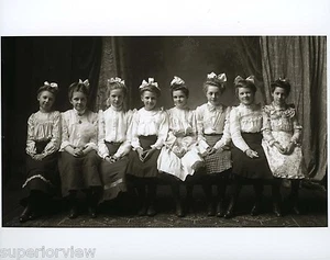 Grandes almacenes vintage niñas en fila con lazos en el pelo niñas trabajadoras - Imagen 1 de 1