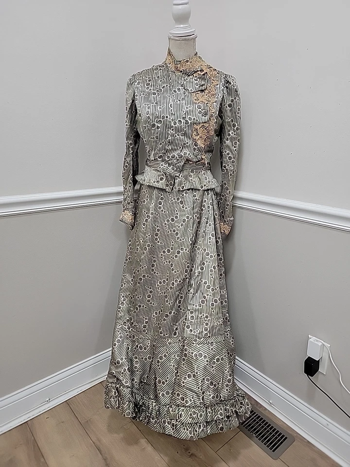 Antiguo conjunto de vestido eduardiano de dos piezas de seda de 1900 con ribete de encaje Foto 1 de 4