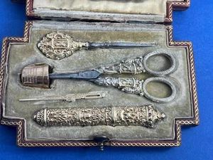 SCARCE ANTIQUE CASED FRENCH SILVER GILT CHINOISERIE SEWING ETUI DREYFOUS C.1900 - Picture 1 of 24