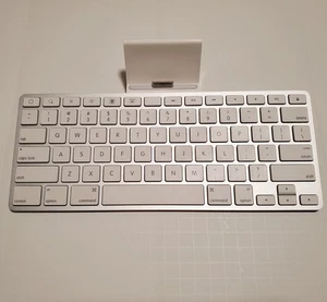 Apple iPad Keyboard Dock A1359 30-pin für iPad 1.,2.,3. Gen & iPhone 2,3,4,4s - Bild 1 von 4
