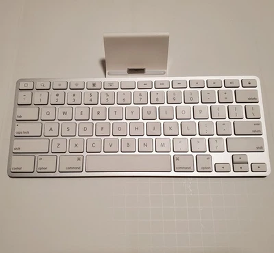 Apple iPad Keyboard Dock A1359 30 pin per iPad 1a,2a,3a generazione e iPhone 2,3,4,4s - Immagine 1 di 4