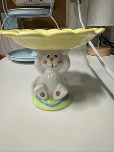 "Conejo de Pascua de cerámica sosteniendo flor azul con caramelo/plato de baratija de abejorro 5""" - Imagen 1 de 6