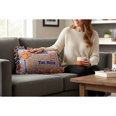 Almohada de lana hecha a mano con tema y colores de Clemson University Foto 1 de 4