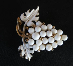 Broche racimo de uva esmaltado blanco de colección con hojas de uva detalles dorados - Imagen 1 de 5