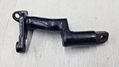 Оригинальный задний правосторонний кронштейн для крепления подножки пассажира 2001 Polaris Victory V92C - Изображение 1 из 4