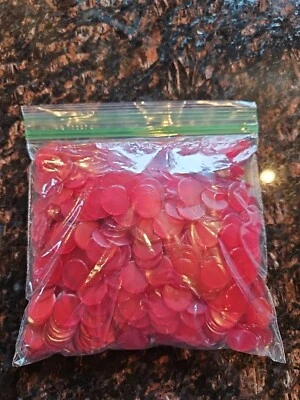Marcadores de fichas de bingo de plástico rojo transparente vintage 7,3 oz. Foto 1 de 2