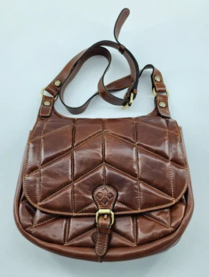 Patricia Nash 伦敦绗缝皮革马鞍斜挎包钱包干邑棕色 269 美元 — 第 1/4 张图片