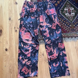 Licencia Oficial Sistema De A Plumón Pijama Chándal Pantalones Talla Grande Banda Camiseta - Imagen 1 de 4