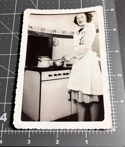 1940s Pretty HOUSEWIFE Woman COOKING Kitchen Stove Vintage Snapshot PHOTO - Picture 1 of 3