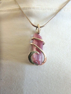 Pingente de turmalina rosa feito à mão martelado fio de prata embrulhado artesão - Imagem 1 de 4