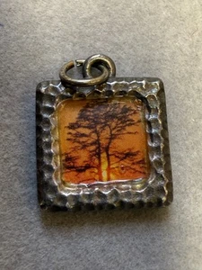 Vintage Emaille Sonnenuntergang Baum geprägt Wirbel klassisch rechteckig Anhänger 6523 - Bild 1 von 4