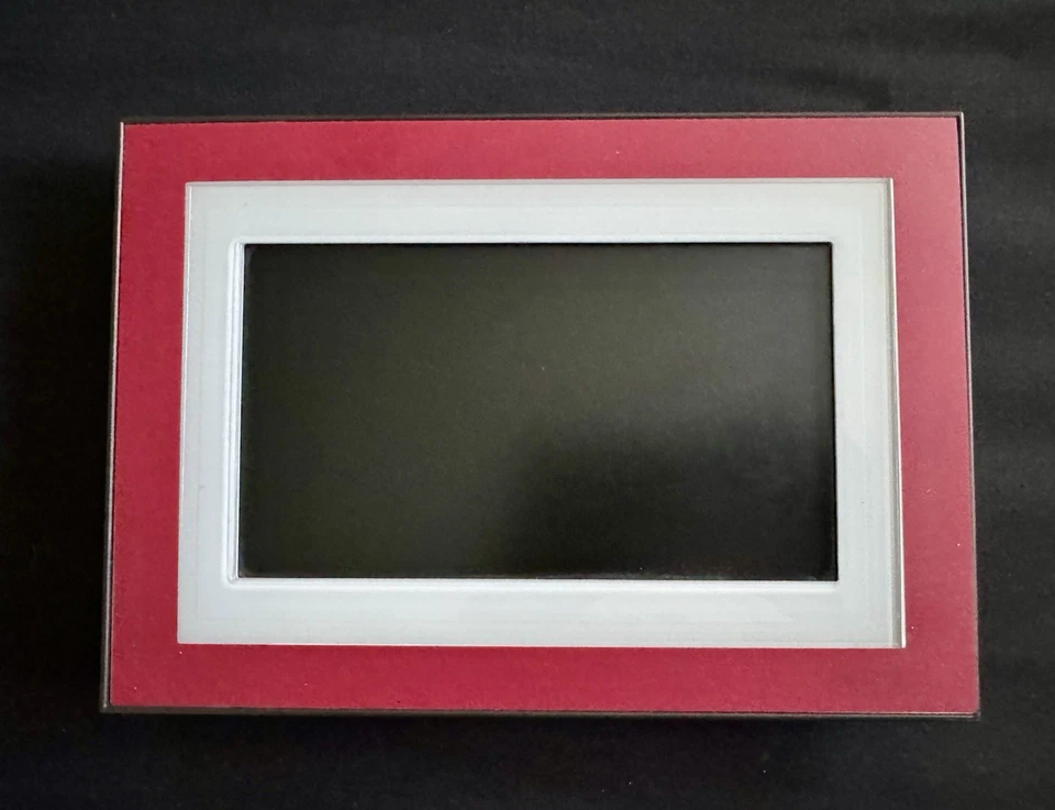 Kodak EasyShare M820 8" Digital Picture + Extra Red Removeable Frame & 2 Silvers - Image 1 of 4