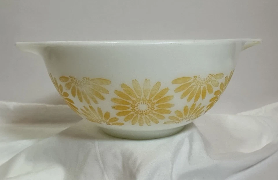 复古 Pyrex 白色向日葵雏菊 #442 灰姑娘嵌套混合碗 1 1/2 夸脱 — 第 1/4 张图片