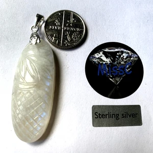 RARE MUGHAL CARVED RAINBOW MOONSTONE OVAL 41X16MM NATURAL STONE AND SILVER BAIL - Foto 1 di 5