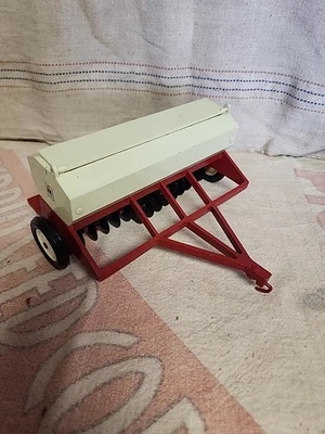Sembradora International Harvestor escala 1/16 todo metal Ertyl años 70 Foto 1 de 4
