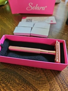 Damenrasierer Roségold mit vier Rasierpatronen Nagelneu - Bild 1 von 1