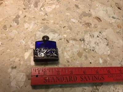 Botella de perfume vacía vintage de vidrio azul cobalto plateada libélula Foto 1 de 4